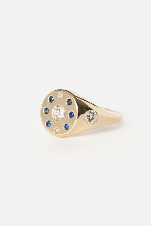 Signet ring with sapphires and diamonds in yellow gold on a white background